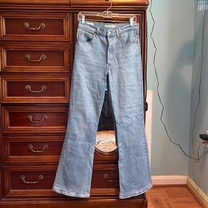 EUC Levi’s ribcage flare jeans sz 28